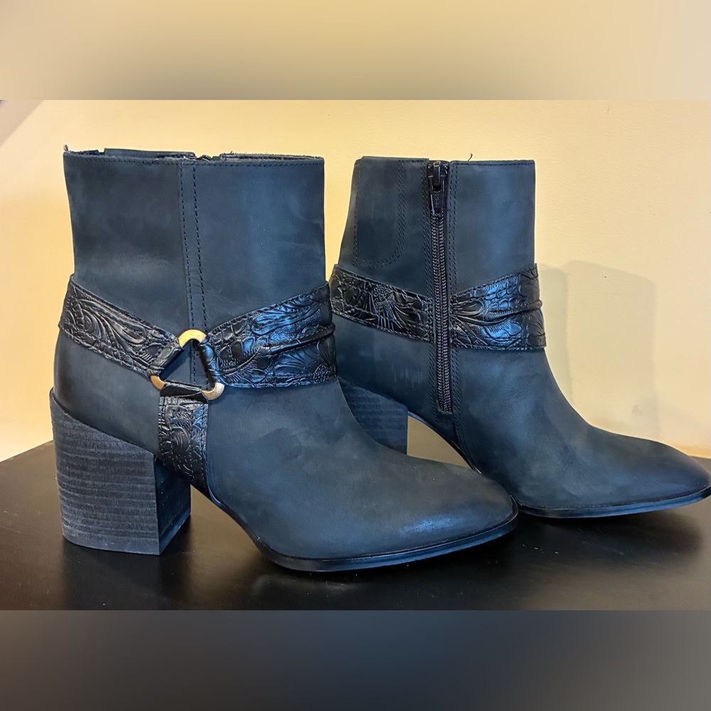 Vionic Carnelia leather ankle Boot Black Tooled Leather Straps SZ. 7.5